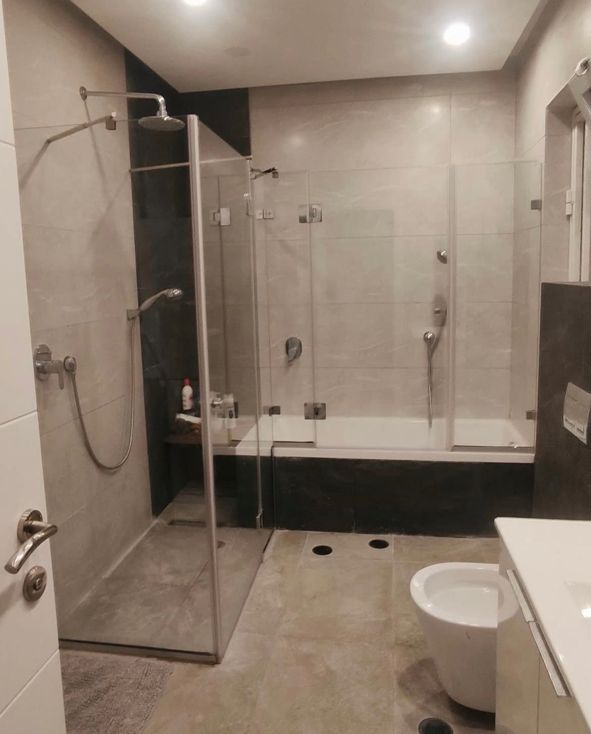 שיפוץ חדר רחצה מעוצב – חיפויי קירות וריצוף בגימור מוקפד